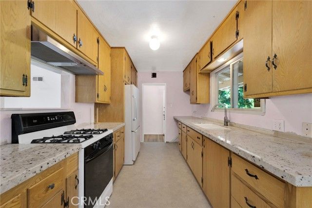 21724 Chatsworth Street, Chatsworth (los Angeles), CA 91311