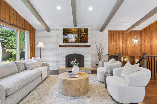 8249 Deer Pond Court N, Lake Elmo, MN 55042