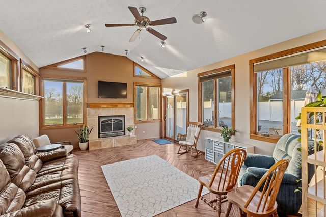 502 Fir Street SW, Demotte, IN 46310