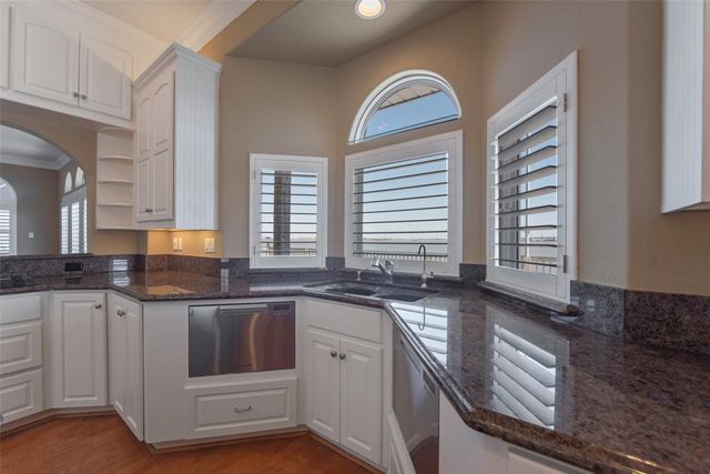 1306 Outrigger, Tiki Island, TX 77554