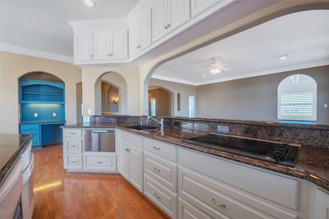 1306 Outrigger, Tiki Island, TX 77554