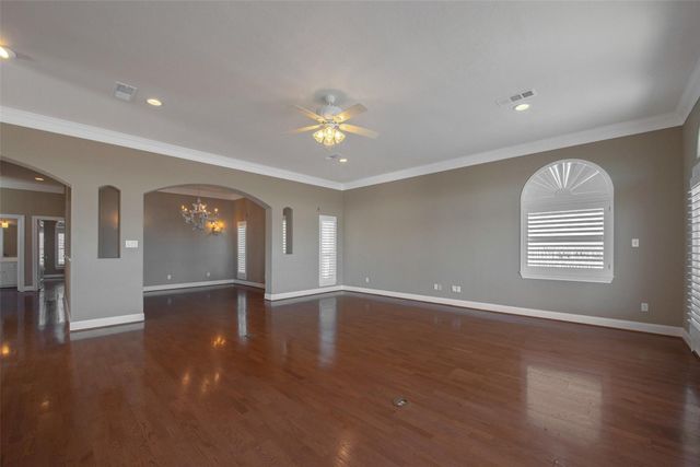 1306 Outrigger, Tiki Island, TX 77554