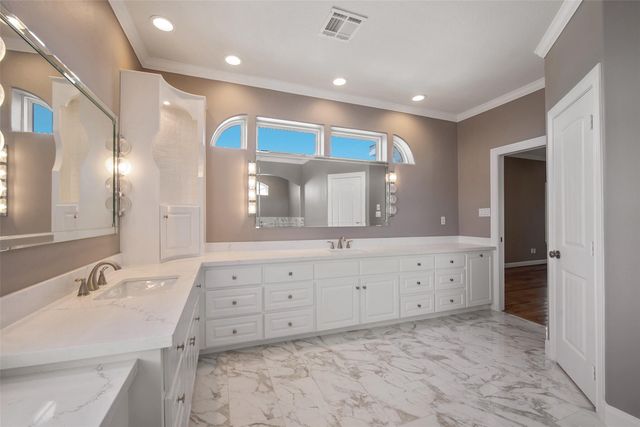 1306 Outrigger, Tiki Island, TX 77554