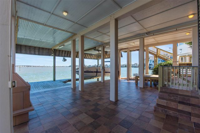 1306 Outrigger, Tiki Island, TX 77554