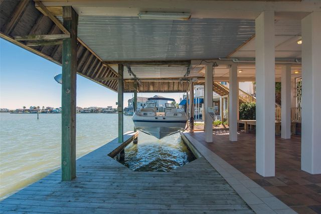 1306 Outrigger, Tiki Island, TX 77554