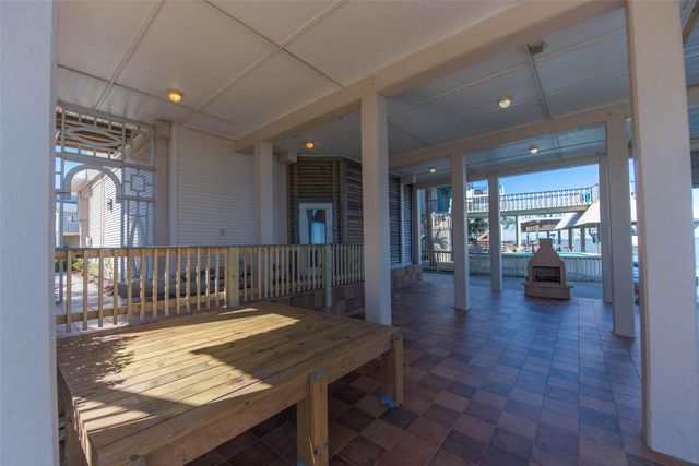 1306 Outrigger, Tiki Island, TX 77554