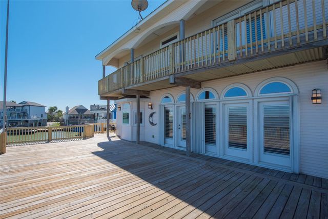 1306 Outrigger, Tiki Island, TX 77554