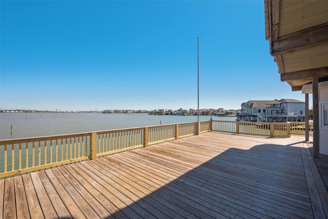 1306 Outrigger, Tiki Island, TX 77554