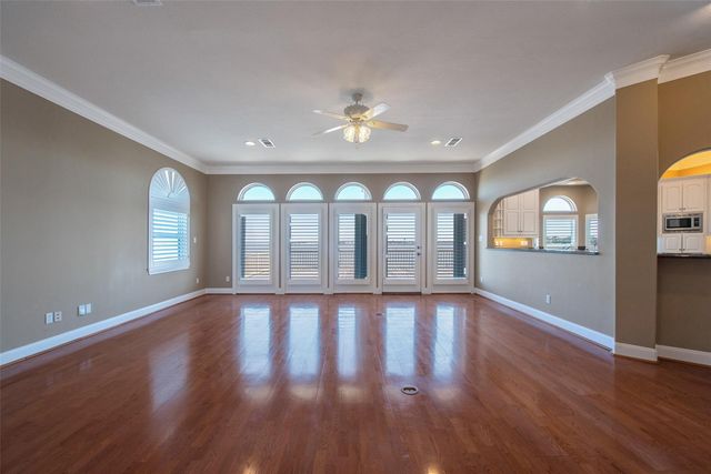 1306 Outrigger, Tiki Island, TX 77554