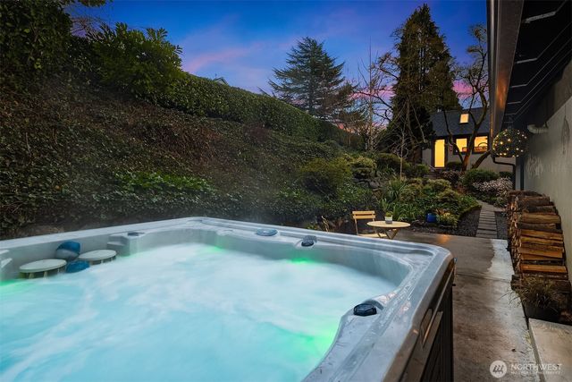 3530 W Laurelhurst Drive NE, Seattle, WA 98105