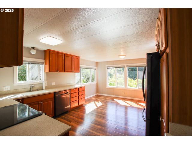 1600 RHODODENDRON Dr 279, Florence, OR 97439