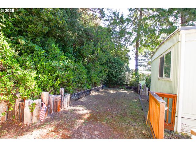 1600 RHODODENDRON Dr 279, Florence, OR 97439