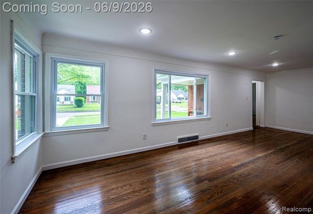 24221 Cloverlawn Street, Oak Park, MI 48237
