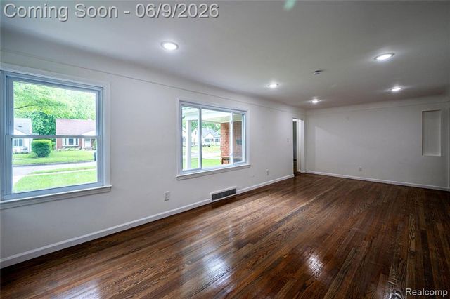24221 Cloverlawn Street, Oak Park, MI 48237