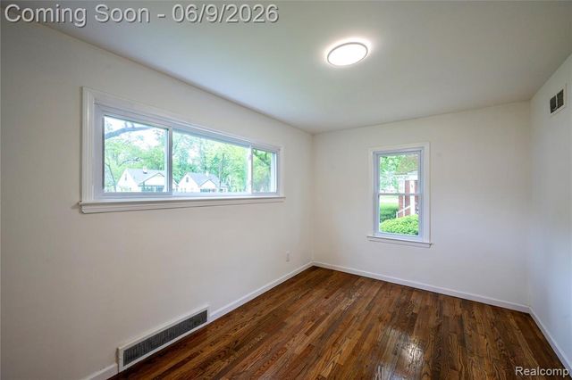 24221 Cloverlawn Street, Oak Park, MI 48237