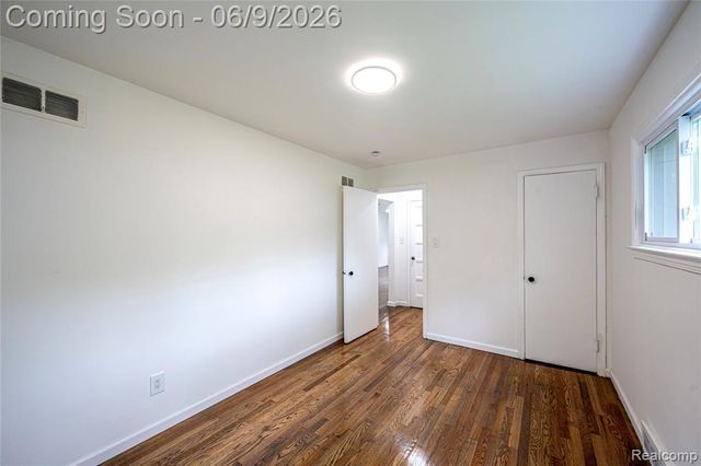 24221 Cloverlawn Street, Oak Park, MI 48237