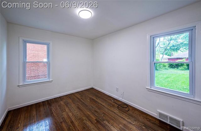 24221 Cloverlawn Street, Oak Park, MI 48237