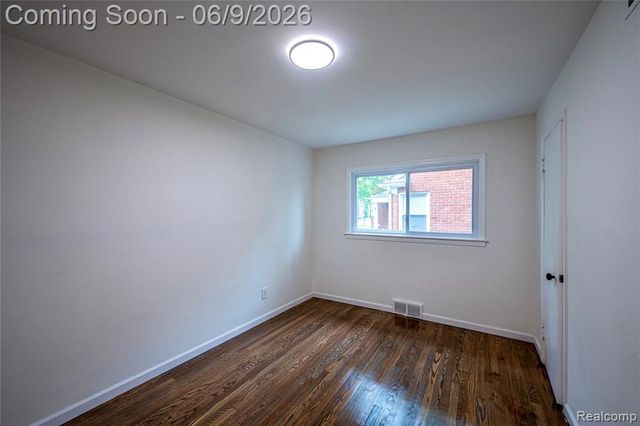 24221 Cloverlawn Street, Oak Park, MI 48237