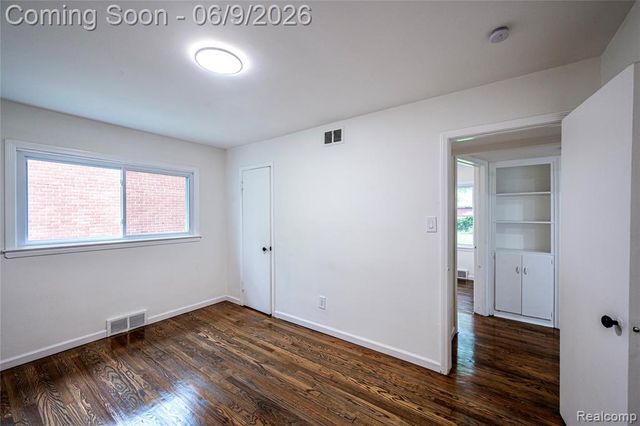 24221 Cloverlawn Street, Oak Park, MI 48237