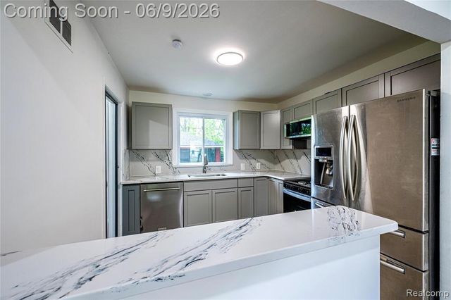 24221 Cloverlawn Street, Oak Park, MI 48237