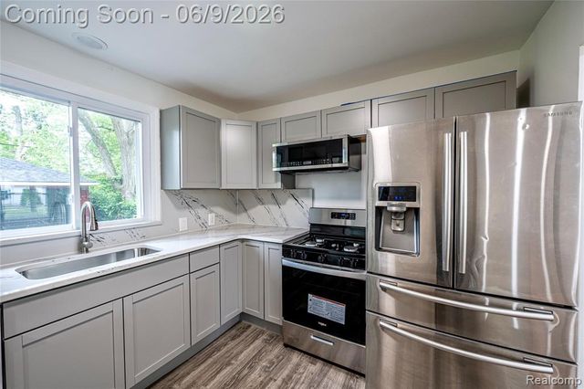 24221 Cloverlawn Street, Oak Park, MI 48237