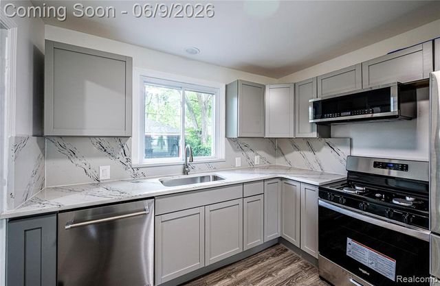 24221 Cloverlawn Street, Oak Park, MI 48237
