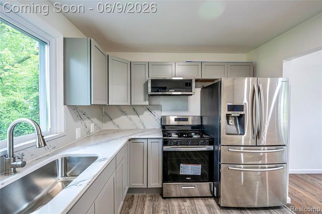 24221 Cloverlawn Street, Oak Park, MI 48237