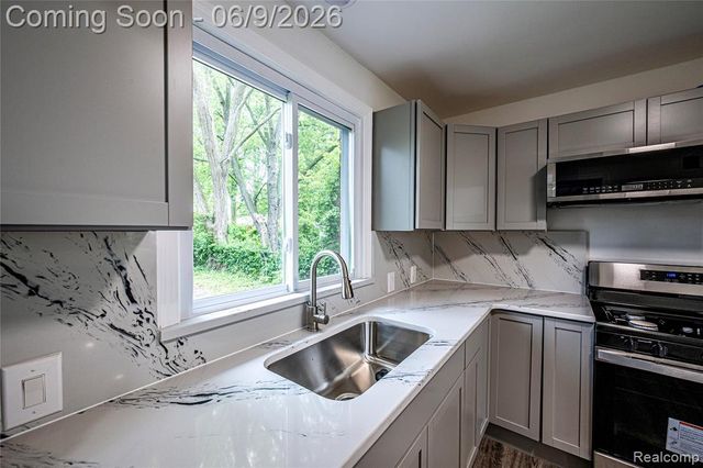 24221 Cloverlawn Street, Oak Park, MI 48237