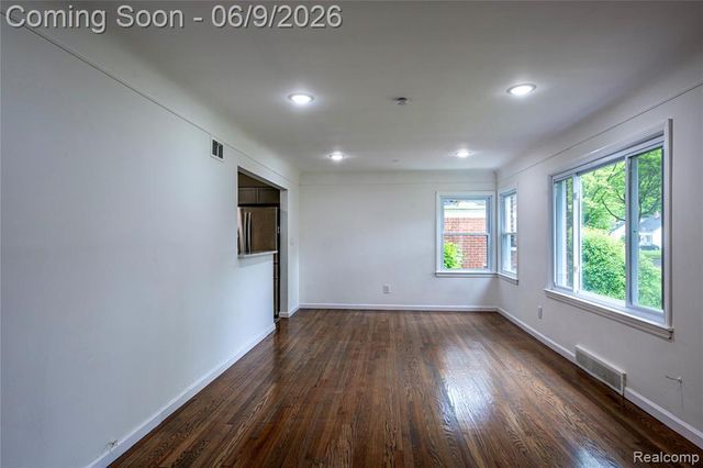 24221 Cloverlawn Street, Oak Park, MI 48237