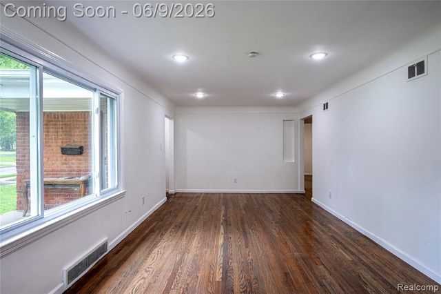 24221 Cloverlawn Street, Oak Park, MI 48237