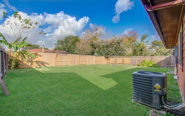 2711 N Belgravia Drive, Pearland, TX 77584