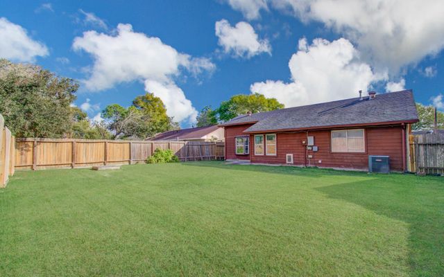 2711 N Belgravia Drive, Pearland, TX 77584