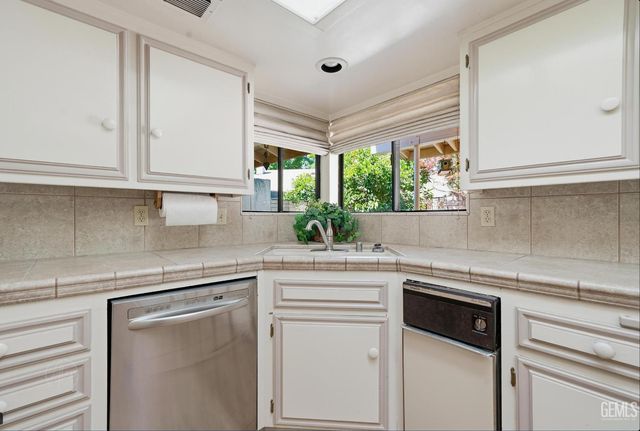 2200 El Portal Dr 36, Bakersfield, CA 93309