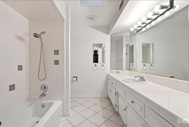 2200 El Portal Dr 36, Bakersfield, CA 93309
