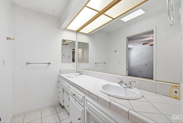 2200 El Portal Dr 36, Bakersfield, CA 93309