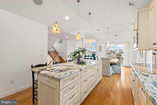 104 E HOBART AVE, Beach Haven, NJ 08008