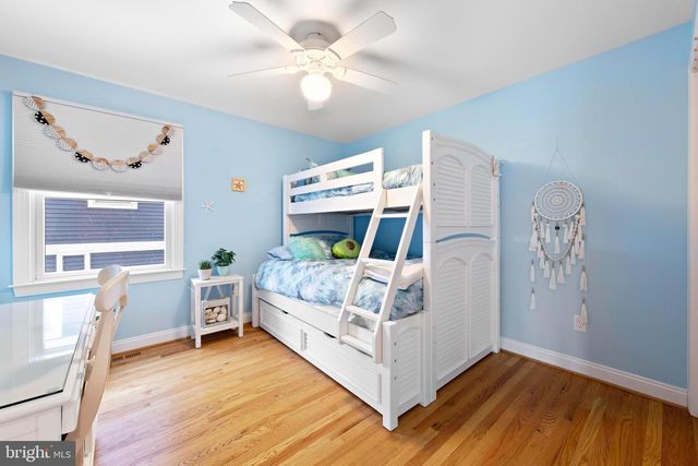 104 E HOBART AVE, Beach Haven, NJ 08008