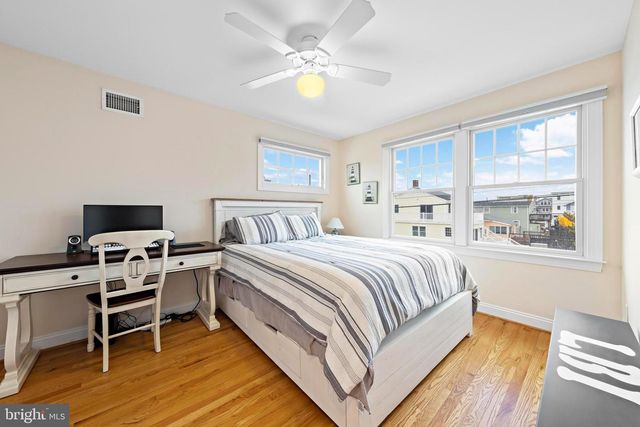 104 E HOBART AVE, Beach Haven, NJ 08008