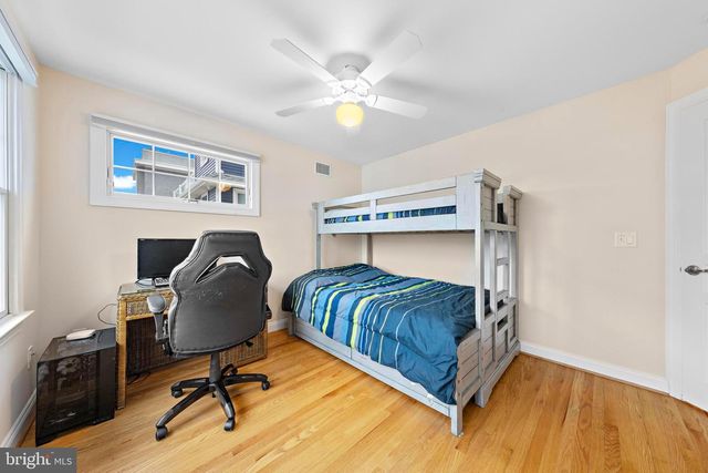 104 E HOBART AVE, Beach Haven, NJ 08008