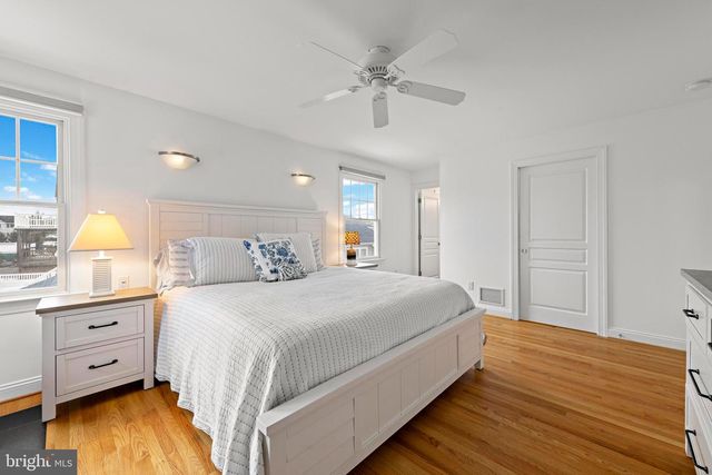 104 E HOBART AVE, Beach Haven, NJ 08008