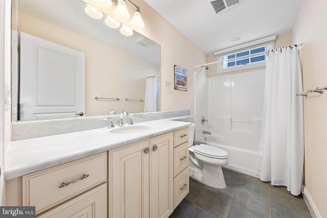 104 E HOBART AVE, Beach Haven, NJ 08008