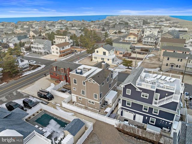 104 E HOBART AVE, Beach Haven, NJ 08008