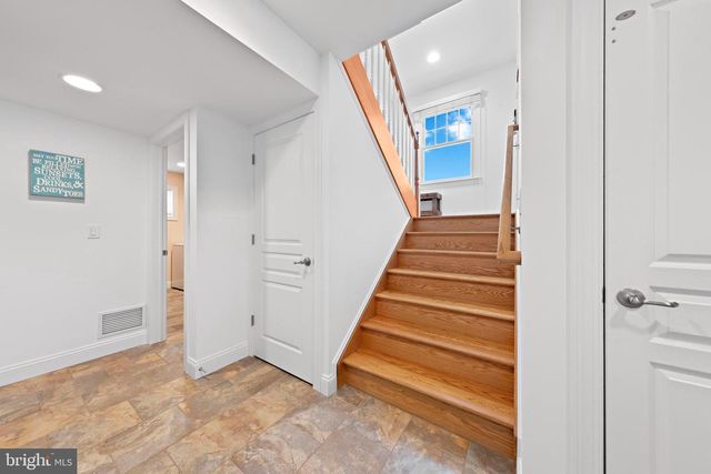 104 E HOBART AVE, Beach Haven, NJ 08008