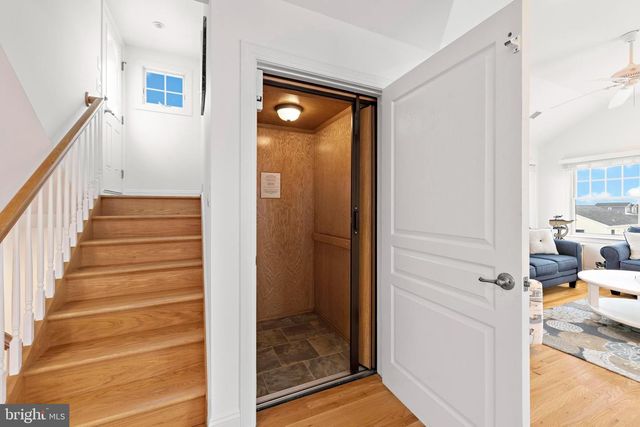 104 E HOBART AVE, Beach Haven, NJ 08008