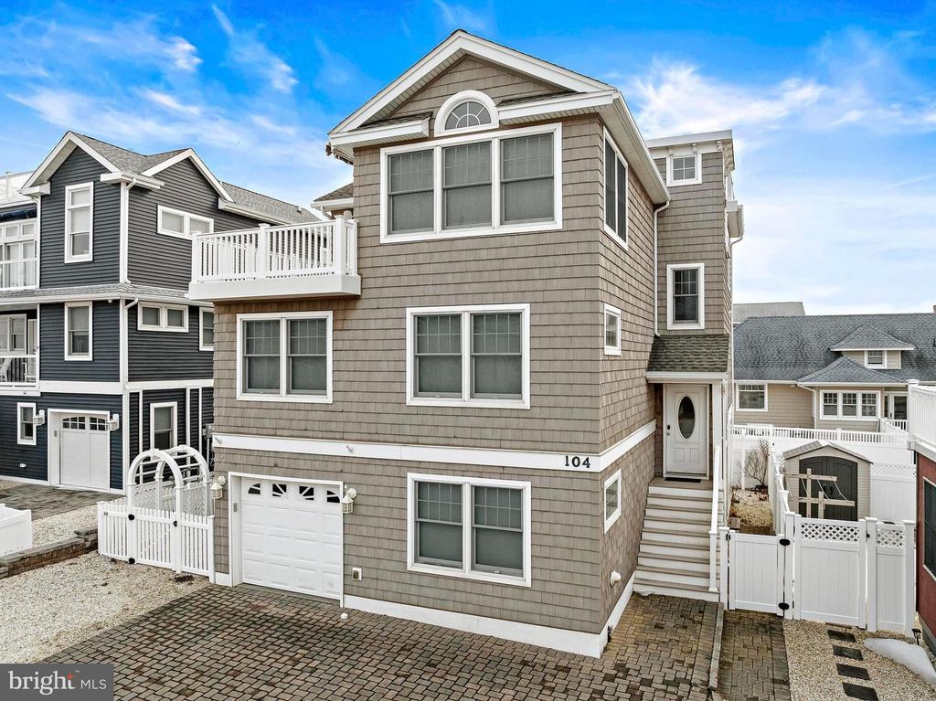 104 E HOBART AVE, Beach Haven, NJ 08008