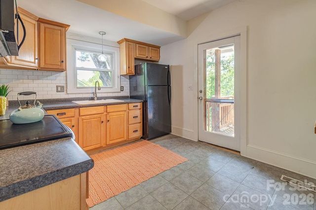 33 Green Oak Road, Asheville, NC 28804