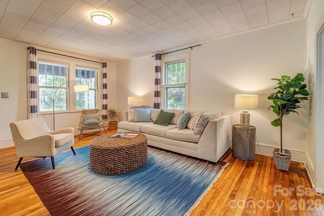 33 Green Oak Road, Asheville, NC 28804