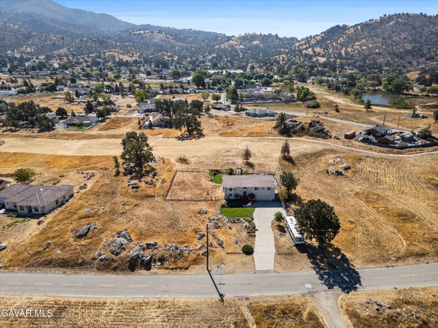 28360 Burning Tree Drive, Tehachapi, CA 93561