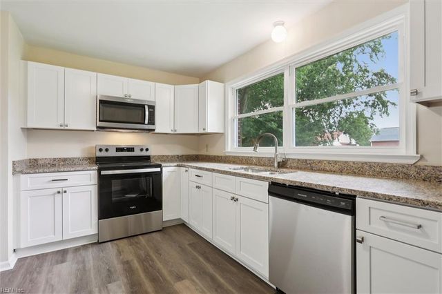 11 Eastlawn DR, Hampton, VA 23664