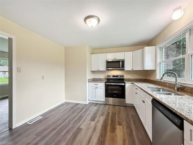 11 Eastlawn DR, Hampton, VA 23664
